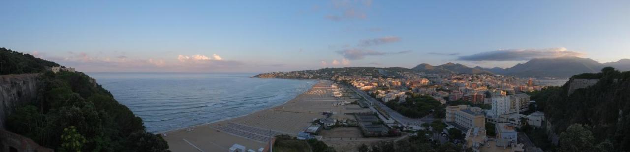 B&B I 100 Passi Gaeta Bagian luar foto